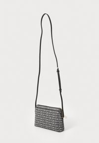 Borsa a tracolla rettangolare in tessuto nero e grigio con motivo a logo ripetuto, cerniera dorata e tracolla nera regolabile.