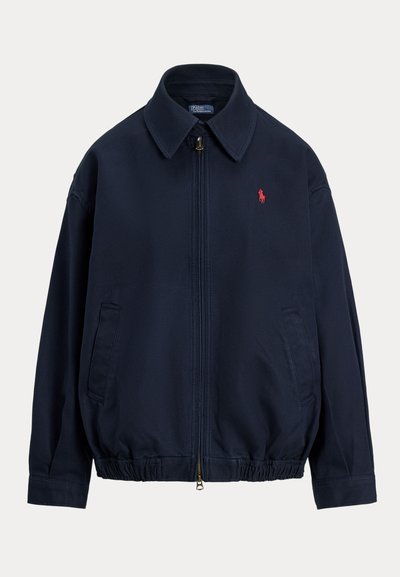 Μπλε ναυτικού χρώματος ζακέτα με φερμουάρ, με μυτερό γιακά, πλαϊνές τσέπες, ελαστική λωρίδα στο τελείωμα και μικρό κόκκινο κεντητό λογότυπο Polo Ralph Lauren στο στήθος.