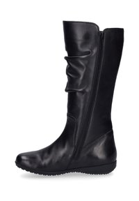 Bota negra de cuero hasta la rodilla con una textura suave, diseño arrugado, cremallera lateral y suela de goma plana con un patrón estriado.