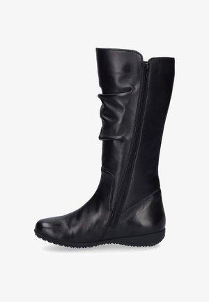 Botte en cuir noir montée jusqu'au genou avec une texture lisse, un design froncé, une fermeture éclair latérale et une semelle en caoutchouc plate avec un motif nervuré.