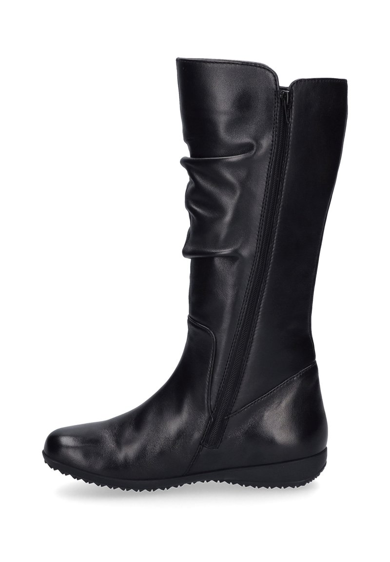 Bota negra de cuero hasta la rodilla con una textura suave, diseño arrugado, cremallera lateral y suela de goma plana con un patrón estriado.