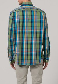 Groen geruite shirt met blauwe, oranje en marineblauwe strepen; lange mouwen met knoopmanchetten; rugplooien; label op de schouder.