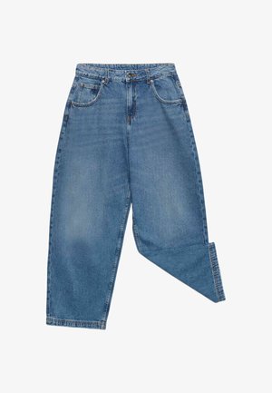Blauwe denim jeans met rechte pijpen, hoge taille, knoop en rits aan de voorkant, en vijf zakken, één pijp licht opgevouwen.