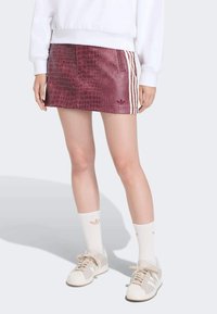 Unausgewählt, maroon