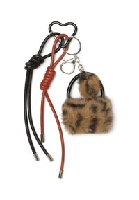Portachiavi con una piccola borsa in finta pelliccia marrone con macchie nere, attaccata a cordini di pelle nera e rossa. Include un gancio in metallo argentato.