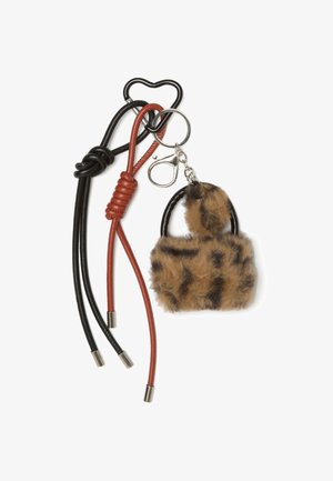 Sleutelhanger met een kleine, bruine nepbont tas met zwarte vlekken, bevestigd aan zwarte en rode leren koorden. Inclusief een zilveren hardwareclip.