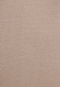 Beige gebreide stoftextuur met een verticale ribbelpatroon, met close-updetails van garenlussen en stikken.