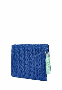 Borsa a mano blu intrecciata con superficie testurizzata, caratterizzata da un accento di nappina verde menta e hardware di attacco in tonalità oro.