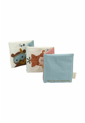 Trys kvadratiniai minkšti audiniai blokai su spalvingais gyvūnų piešiniais: meška kaukėje, nardantis žuvis ir mėlynas šonas su užrašu.