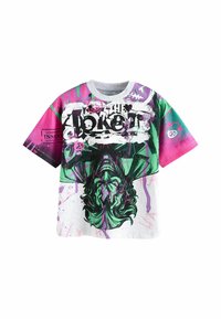 Grafisk t-shirt med et multifarvet design med grønne, pink og lilla sprøjt. Central billede af et ansigt med tegneserie-stil linjearbejde og tekst.