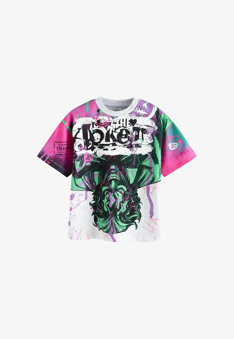 Grafický tričko s barevným designem obsahující zelené, růžové a fialové skvrny. Hlavní obraz představuje obličej s komiksovým stylem linkování a textem.