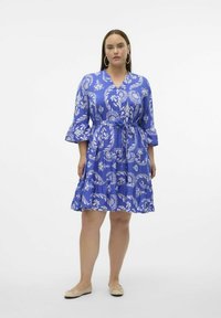 Vero Moda Curve ZERA - Vestido informal - dazzling blue