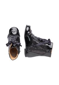 Botines infantiles de charol negro con detalles de alzado brogue, cordones de raso, cierre lateral con cremallera y paneles de tela con lentejuelas.