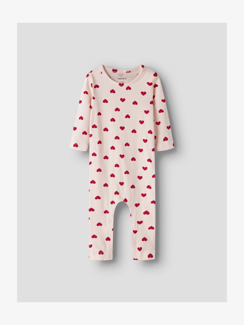 Lyserød babydragt med rødt hjerte mønster, lange ærmer og trykknapper langs benene for nem skiftning.