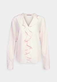 Blouse à manches longues rose clair avec un col en V et un détail volanté sur le devant. Confectionnée en tissu lisse, avec un col classique et des poignets boutonnés.