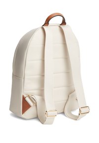 Σακίδιο πλάτης σε κρεμ χρώμα από συνθετικό δέρμα με ραφές, με χερούλι από καφέ συνθετικό δέρμα, ρυθμιζόμενους ιμάντες σε κρεμ απόχρωση και διακοσμητικά στοιχεία σε χρυσό τόνο.