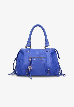 Blauwe leren handtas met dubbele handvatten, voorvak met rits, goudkleurige studs, ringen en een hangende hanger in de vorm van een letter.