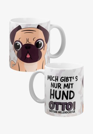 Keramiktasse mit einer Pug-Illustration, die große Augen und eine schwarze Schnauze hat. Der Text lautet "MICHT GIBT'S NUR MIT HUND OTTO!" in fetter Schrift.