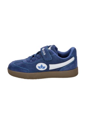 Blaue Wildledersneaker mit einem weißen seitlichen Streifen und Logo, ausgestattet mit einem Klettverschluss und einer strukturierten braunen Gummisohle.