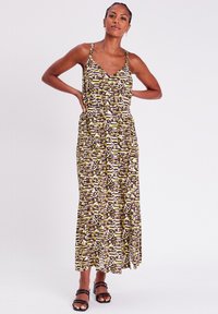 Maxi-Kleid mit einem mehrfarbigen abstrakten Muster in Grün, Braun und Weiß, mit dünnen Trägern und einer taillierten Passform für eine fließende Silhouette.