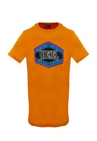 Oranje T-shirt met korte mouwen met een blauw en zwart hexagonaal logo met de tekst "Modern Basic Diesel Work Clothes" aan de voorkant.