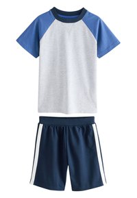 Tricou raglan cu mânecă scurtă, cu mâneci albastre și corp gri deschis, asortat cu șorturi bleumarin prevăzute cu dungi albe pe lateral.