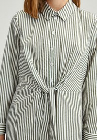 Touché Privé STRIPED WITH FRONT TIE - Maxi ruha - khaki