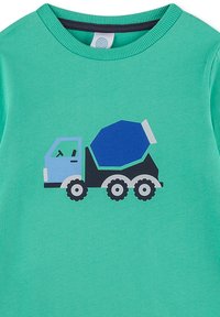 Grüner Baumwoll-Sweatshirt mit einem Siebdruck-Graphic eines hellblauen Betonmischers mit dunklen Rädern und einer blauen Trommel.