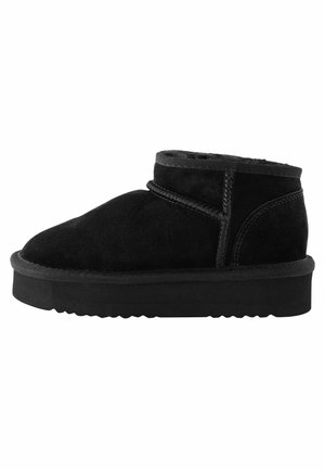 Schwarze Wildleder-Ankle-Boots mit runder Spitze, genähten Details und einer flachen Gummisohle. Entworfen mit einem niedrigen Schaft und minimalen Akzenten.