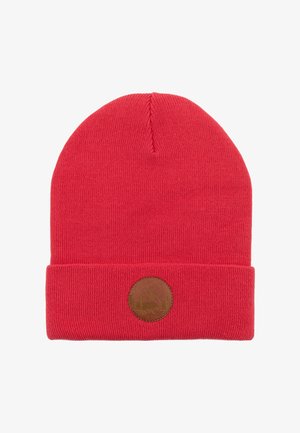 Czerwona czapka dzianinowa z zawinięciem i okrągłą brązową skórzaną łatą z projektem sylwetki. Miękka tekstura i klasyczny kształt.
