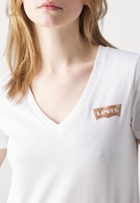 Levi's® PERFECT VNECK - T-shirt basic - bright white