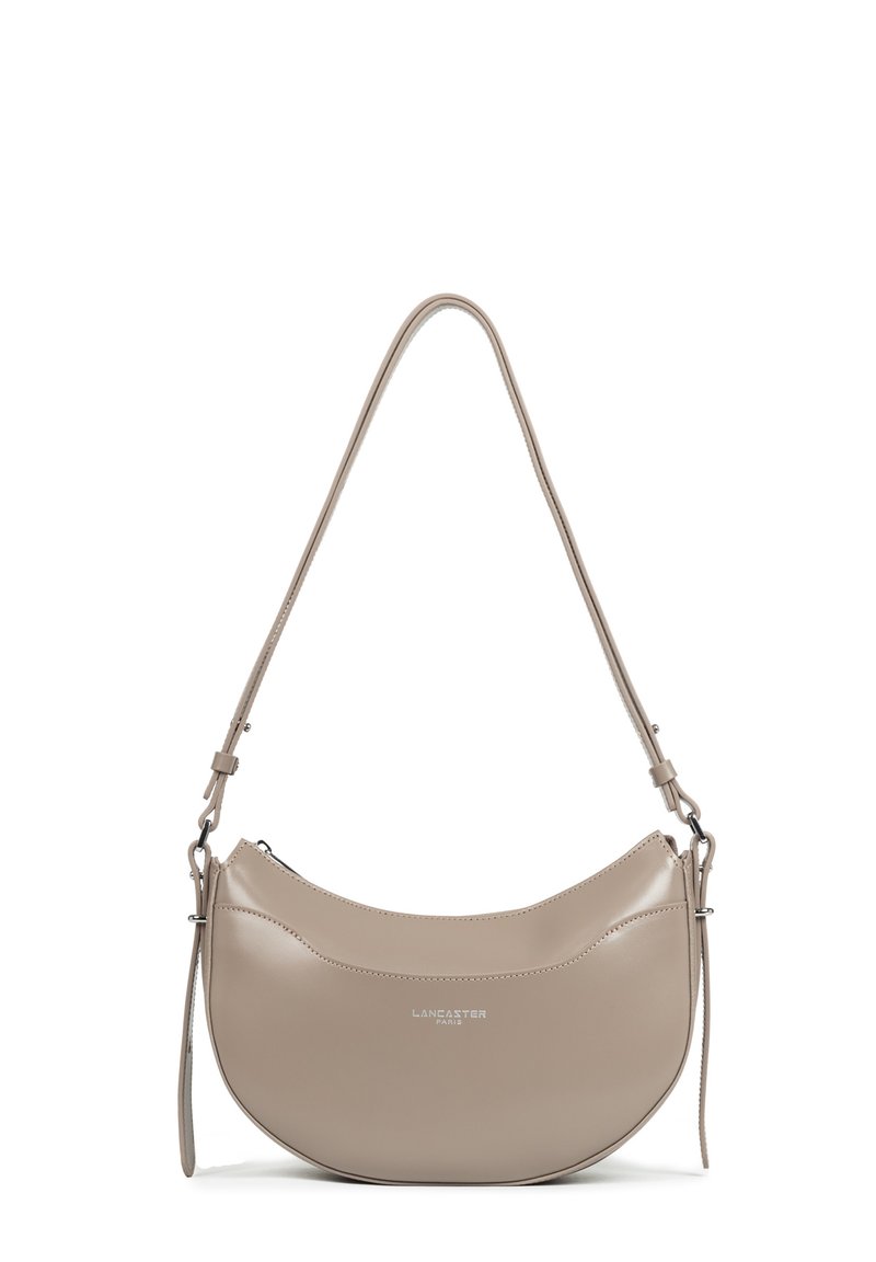 Borsa a spalla in pelle beige con design curvo, dotata di una singola tracolla regolabile e marchio stampato in rilievo sul fronte. Texture liscia.