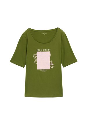 Olivgrön t-shirt med kort ärm, rundad halsringning och blommig grafik i rosa och vitt med texten "BLOOMING". Slät tygtextur.