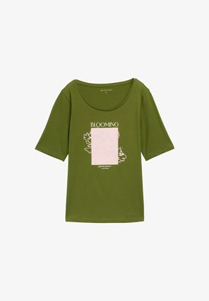 Olivgrön t-shirt med kort ärm, rundad halsringning och blommig grafik i rosa och vitt med texten "BLOOMING". Slät tygtextur.