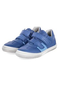 Blaue Leder-Sneaker mit zwei Klettverschlüssen, durchlässigen Seitenpaneelen und weißen Gummisohlen. Das Design weist blaue Akzente auf.
