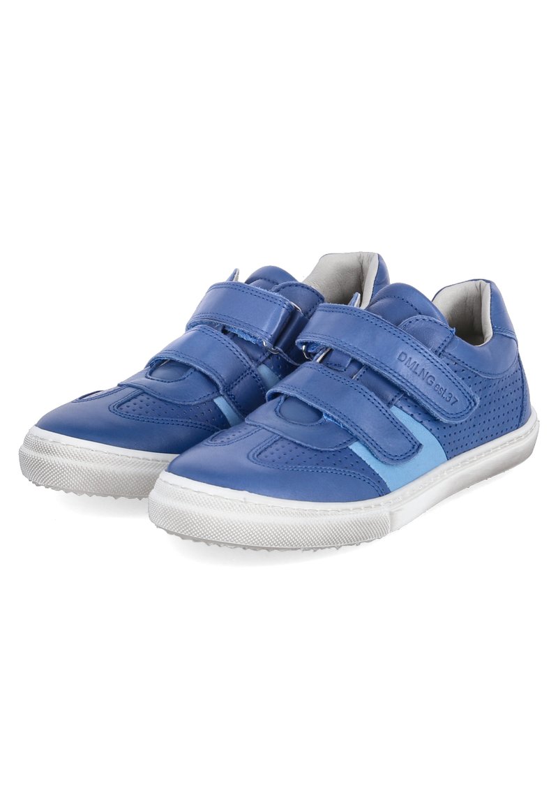 Blaue Leder-Sneaker mit zwei Klettverschlüssen, durchlässigen Seitenpaneelen und weißen Gummisohlen. Das Design weist blaue Akzente auf.
