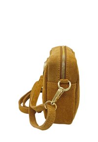 Sac bandoulière en suede marron avec une fermeture éclair dorée, de forme rectangulaire plate et une sangle ajustable. Présente des accents en métal doré.