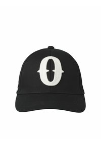 Zwarte baseballcap van stof, met een groot wit geborduurd "O" logo aan de voorkant. Het heeft een gebogen rand en een verstelbare strap.