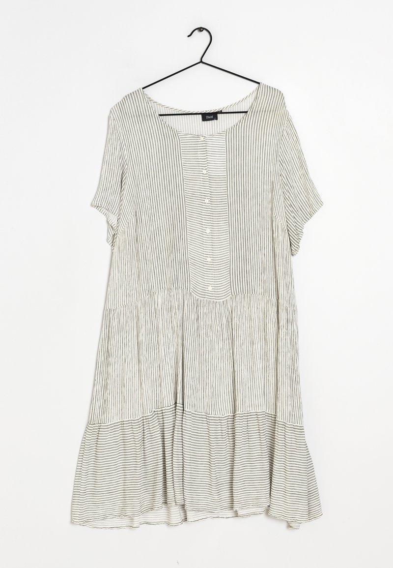 Robe courte beige avec fines rayures noires verticales et horizontales, manches courtes, devant boutonné et ourlet froncé suspendue sur un cintre noir.