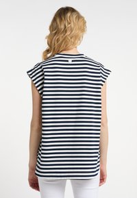 Marineblå og hvid stribet kortærmet bluse med rund halsudskæring, der har en detalje med knapper i ryggen og en afslappet pasform. Lavet af bomuldsstof med en glat tekstur.