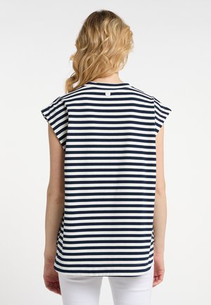 Haut à rayures bleu marine et blanc à manches courtes avec un col rond, présentant un détail de bouton au dos et une coupe décontractée. Matière en coton, texture lisse.