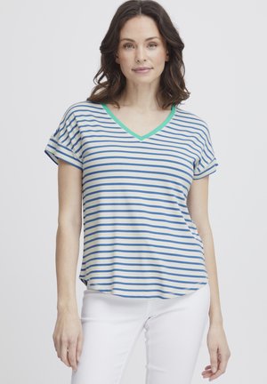 T-shirt a righe in blu pallido e bianco, con scollo a V verde. Maniche corte con risvolti, vestibilità rilassata e tessuto di cotone morbido.