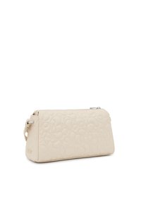 Bolso sintético de color crema con una superficie texturizada que presenta patrones abstractos. Tiene un cierre de cremallera y una correa de hombro desmontable.