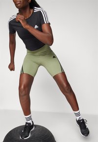 adidas Sportswear FUTURE ICONS THREE STRIPES BIKER SHORT - Leggings - tent green