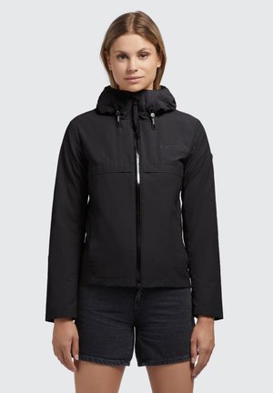 Veste noire imperméable avec capuche, fermeture éclair et deux poches latérales. Présente une texture douce et un logo minimaliste.