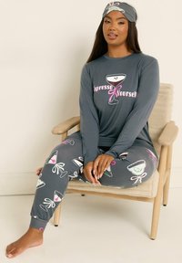 Szara bluzka z długim rękawem z grafiką "Espresso Yourself"; dopasowane spodnie piżamowe z ilustracjami napojów; miękka tkanina; elastyczne mankiety.