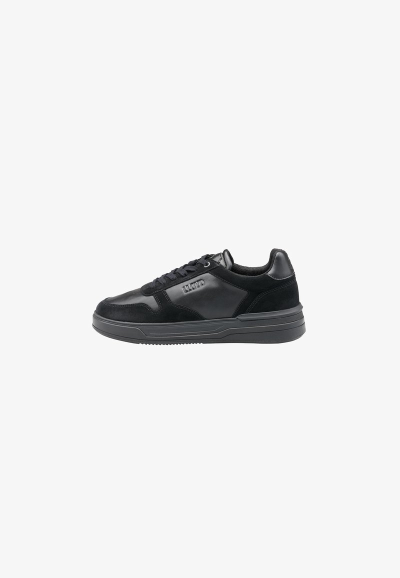 Sneaker neri realizzati con una combinazione di pelle liscia e camoscio, suola ammortizzata e suola in gomma testurizzata con accenti a contrasto.