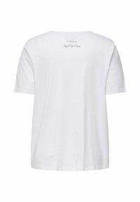 Valkoinen puuvillainen t-paita lyhyillä hihoilla. Takana on painettu teksti "43° 35’ 23.6” N Stay Wild Ocean" kaula-aukon lähellä. Klassinen malli.