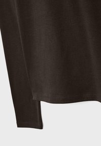 Camicia a maniche lunghe di colore marrone scuro con una texture liscia, caratterizzata da un orlo dritto e dettagli cuciti lungo i bordi.