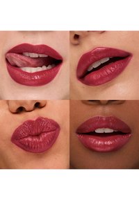 Cuatro primeros planos de labios que presentan diferentes tonos de lápiz de labios rosa oscuro, mostrando diversas texturas: mate y brillante, con movimiento y expresiones visibles.
